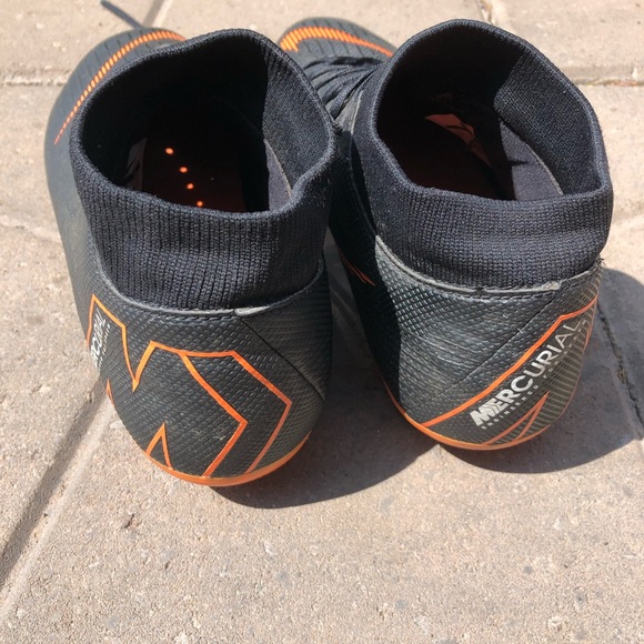 Soccer cleats - Picture 2 of 4